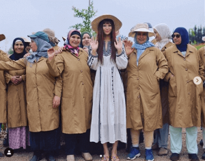 西内まりや、モロッコで撮影した集合写真に騒然「一人だけスタイルがおかしい！」(1ページ目) - デイリーニュースオンライン