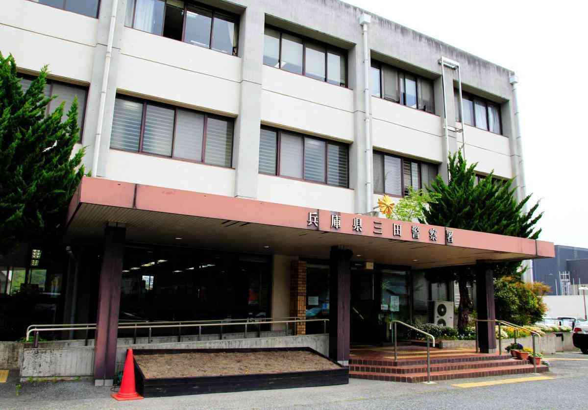「友人捕まり興奮」停車中のパトカー殴打の男逮捕（神戸新聞NEXT） - Yahoo!ニュース