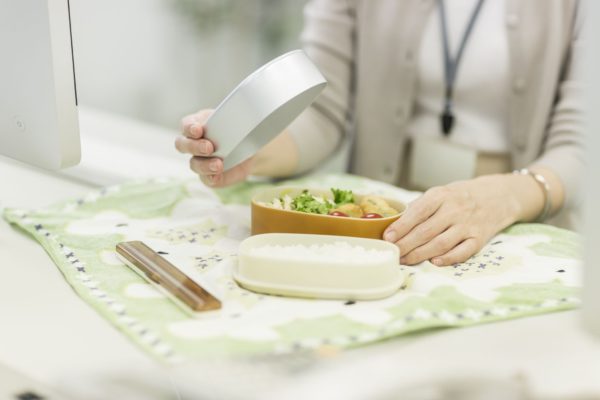職場での昼食、同僚の迷惑行為に目を疑った…　「お手洗いでやって！」