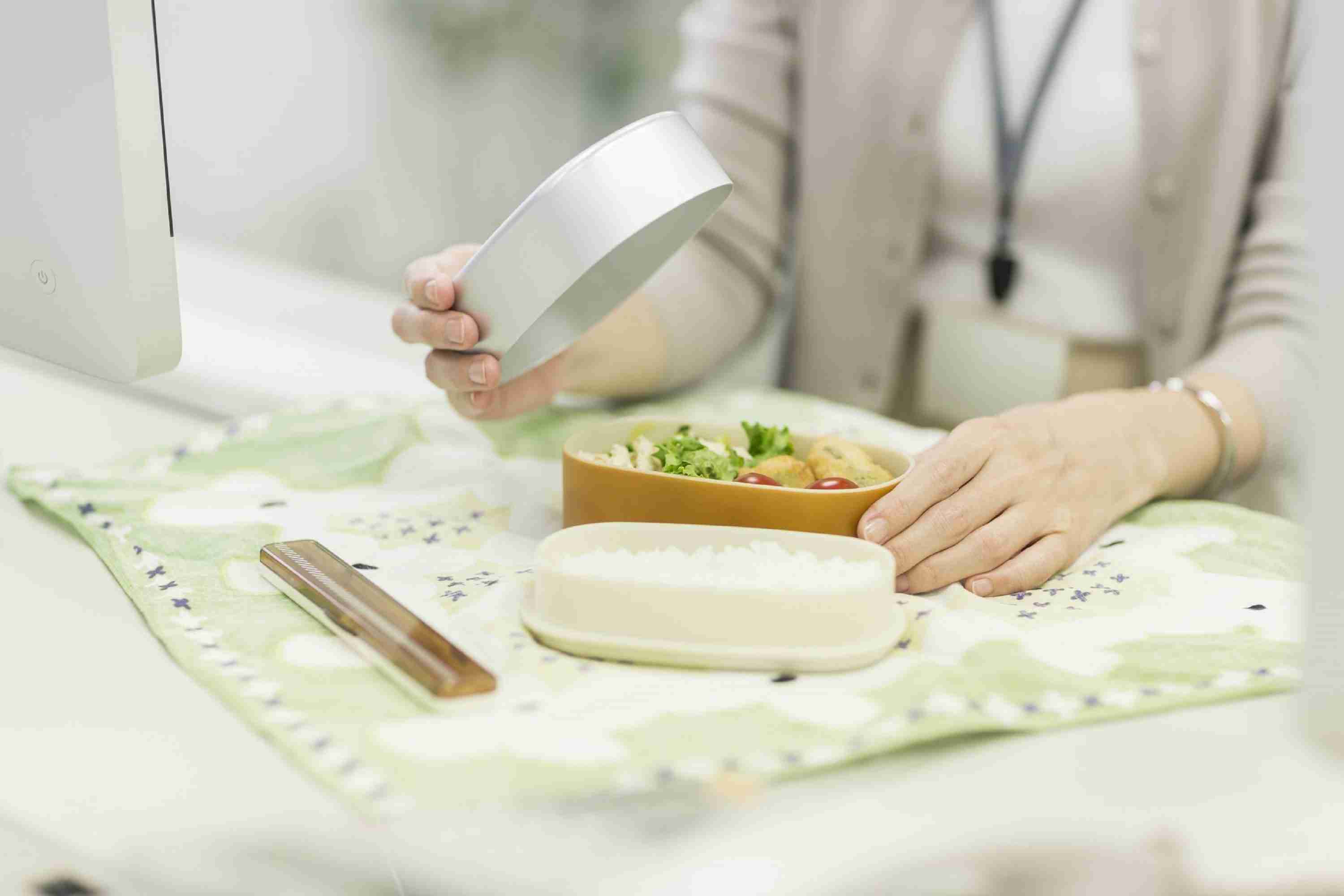 職場での昼食、同僚の迷惑行為に目を疑った…　「お手洗いでやって！」 – ニュースサイトしらべぇ
