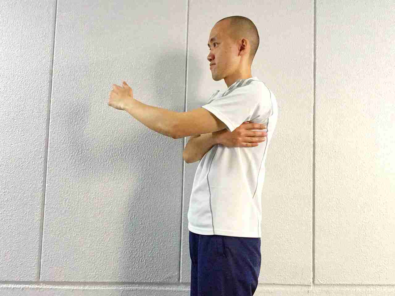 肩コリは「脇をさすり、回すだけ」でびっくりするほど解消する！【新連載・バズる10秒ストレッチ】｜OTONA SALONE[オトナサローネ] | 自分らしく、自由に、自立して生きる女性へ