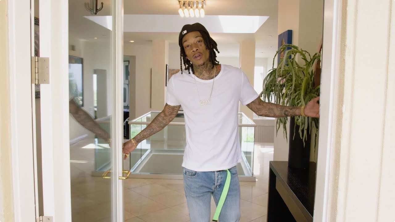人気ラッパー ウィズ・カリファ、5億円超えの自宅を公開。| Open Door | VOGUE JAPAN - YouTube