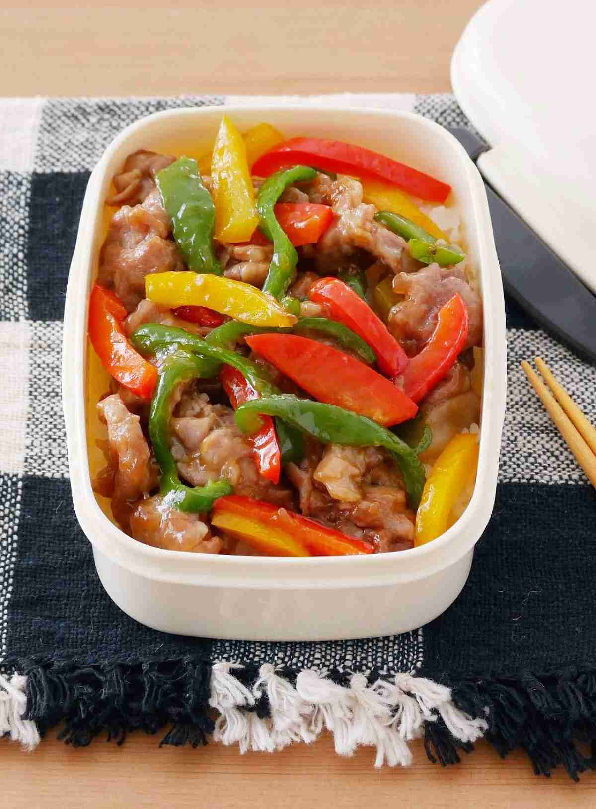 10分弁当〜チンジャオロース丼〜 by 川崎利栄 | 【Nadia | ナディア】レシピサイト | プロの料理を無料で検索
