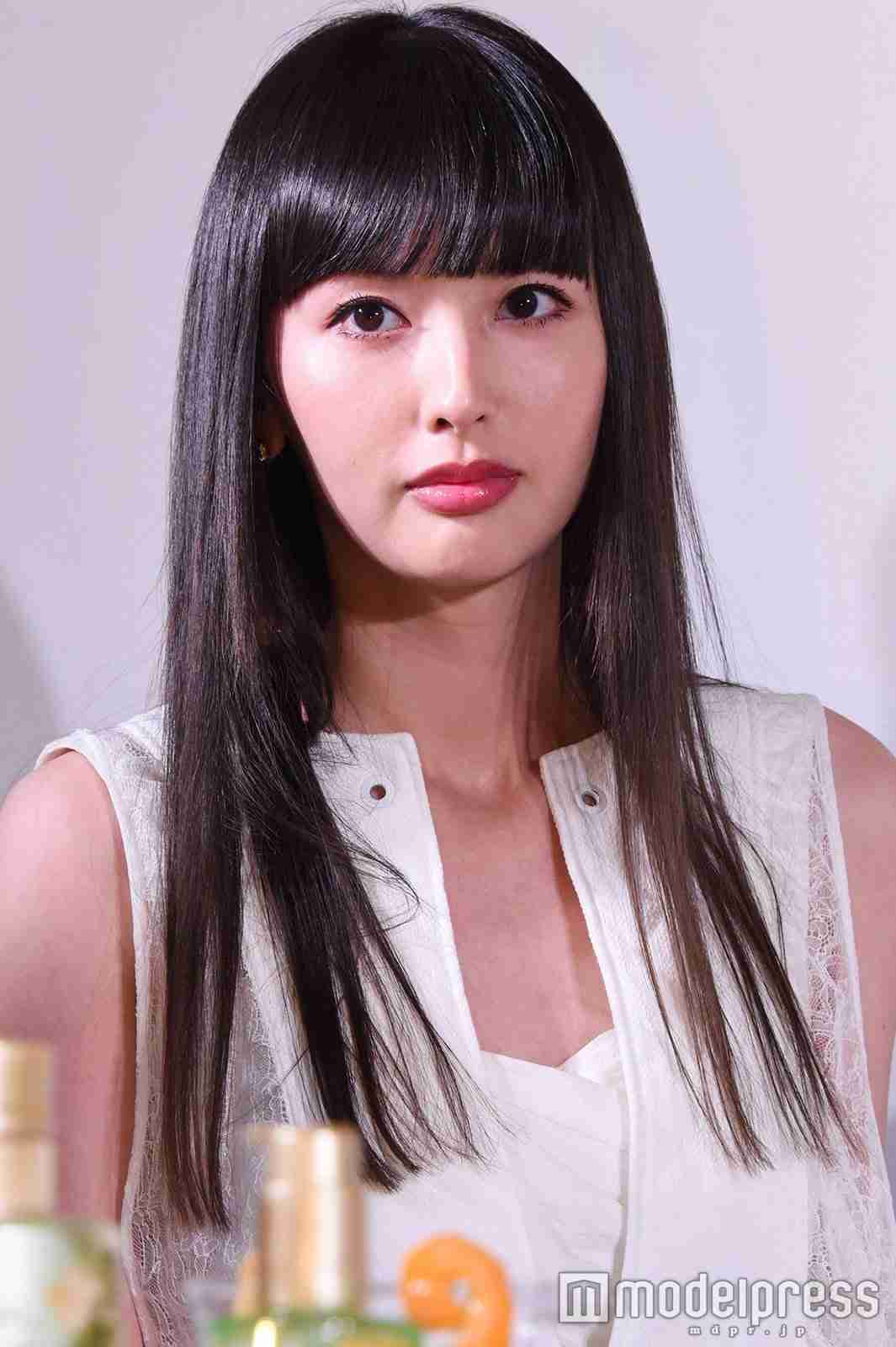 鈴木えみ、お人形さんのような黒髪ぱっつん＆赤リップ姿にファン絶賛