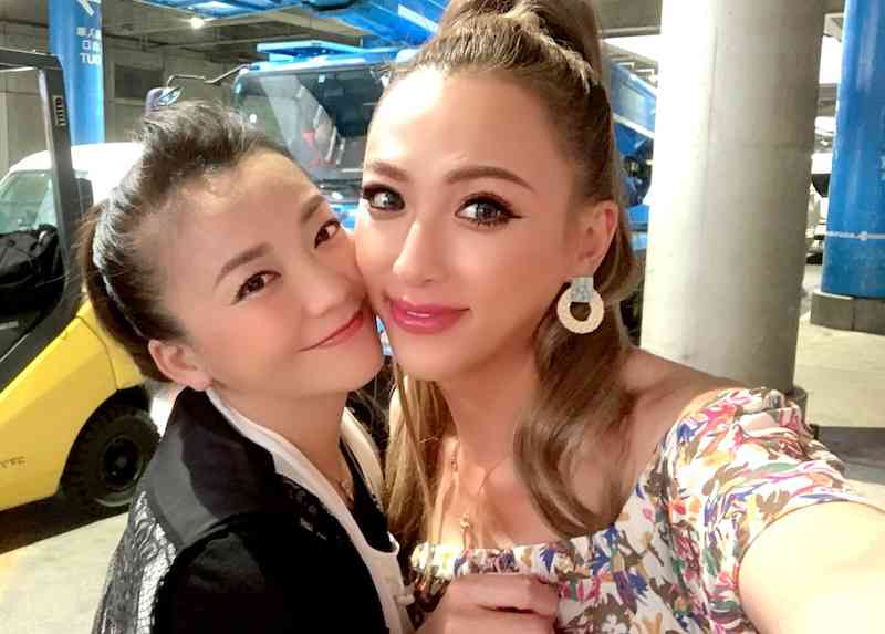 華原朋美、妊娠発表前日写真でふんわりワンピ　GENKINGとハグ