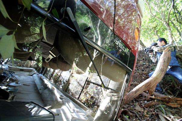 大阪・泉佐野のバス転落 狭い対面道路、ガードレールもなし、なのに大型車両多く「何度も怖い思い」と住民 - 産経WEST