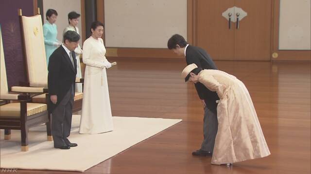 天皇皇后両陛下 皇族方から祝賀受けられる | NHKニュース