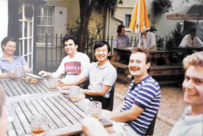 新天皇陛下、気取らず温かく　英のパブで友とビール（毎日新聞） - Yahoo!ニュース