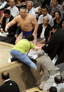 天皇陛下に「親しみ」82%　女性継承賛成79%、共同通信