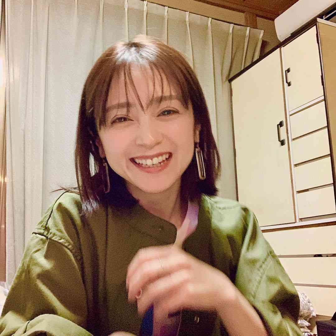 安達祐実「ガルアワ」登場で歓声飛び交う 肩出しスタイルで美肌披露