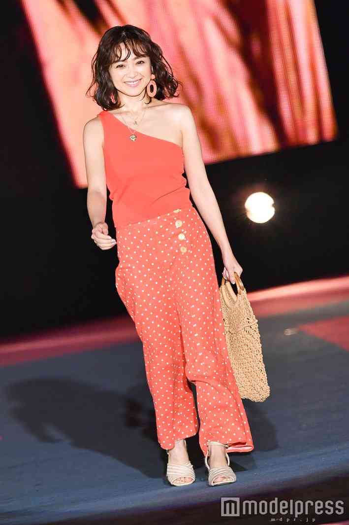 安達祐実「ガルアワ」登場で歓声飛び交う 肩出しスタイルで美肌披露