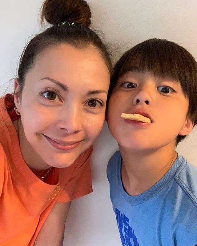 土屋アンナ、美形キッズ勢揃いの母の日投稿が話題に　「みんなかわいい…」