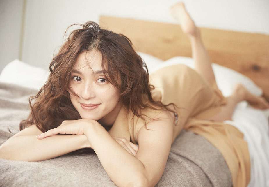 中村アンが雑誌『GINGER』で太腿全開 ベッドでエロかっこいいボディを大胆披露
