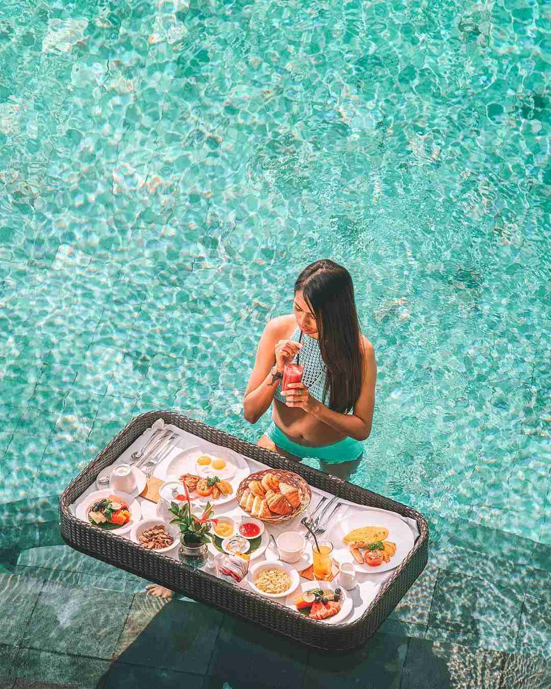 インスタ映え最高。プールに浮かべる朝食がオシャレと話題