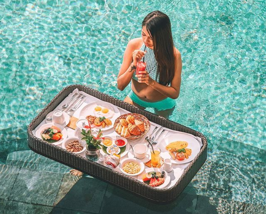 インスタ映え最高。プールに浮かべる朝食がオシャレと話題 | 女子SPA！