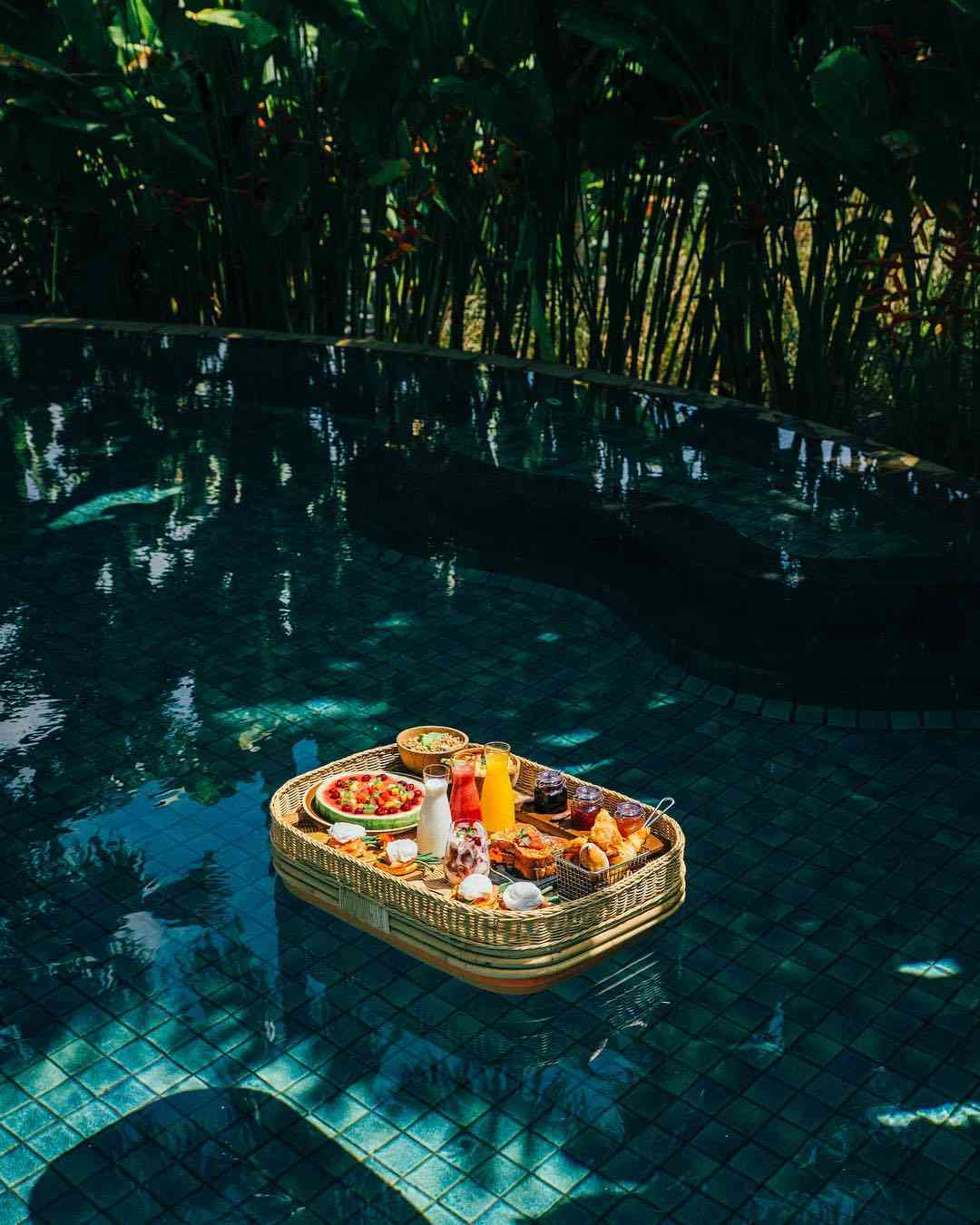 インスタ映え最高。プールに浮かべる朝食がオシャレと話題