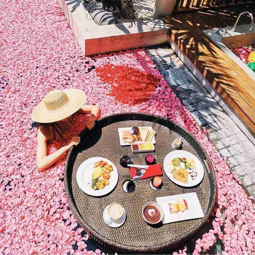 インスタ映え最高。プールに浮かべる朝食がオシャレと話題