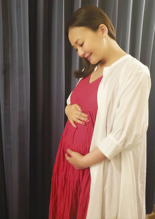 華原朋美、妊娠発表前日写真でふんわりワンピ GENKINGとハグ