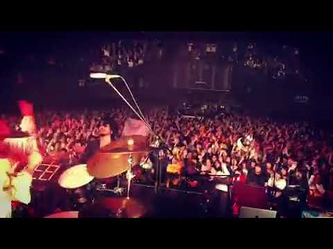 King Gnu/アンコールラストの曲を終わらせたく無かったのでギターを弾き続ける常田さん♪#KingGnu#常田大希0:29 - YouTube