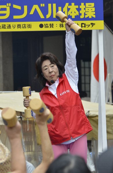 中村玉緒が6時間のパチスロ勝負 大当たりを引く度に満面の笑み - ライブドアニュース
