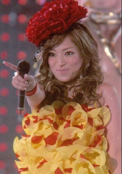 浜崎あゆみ 巨大な花束の隣で微笑む写真を披露 めちゃ可愛い 綺麗だわ ガールズちゃんねる Girls Channel