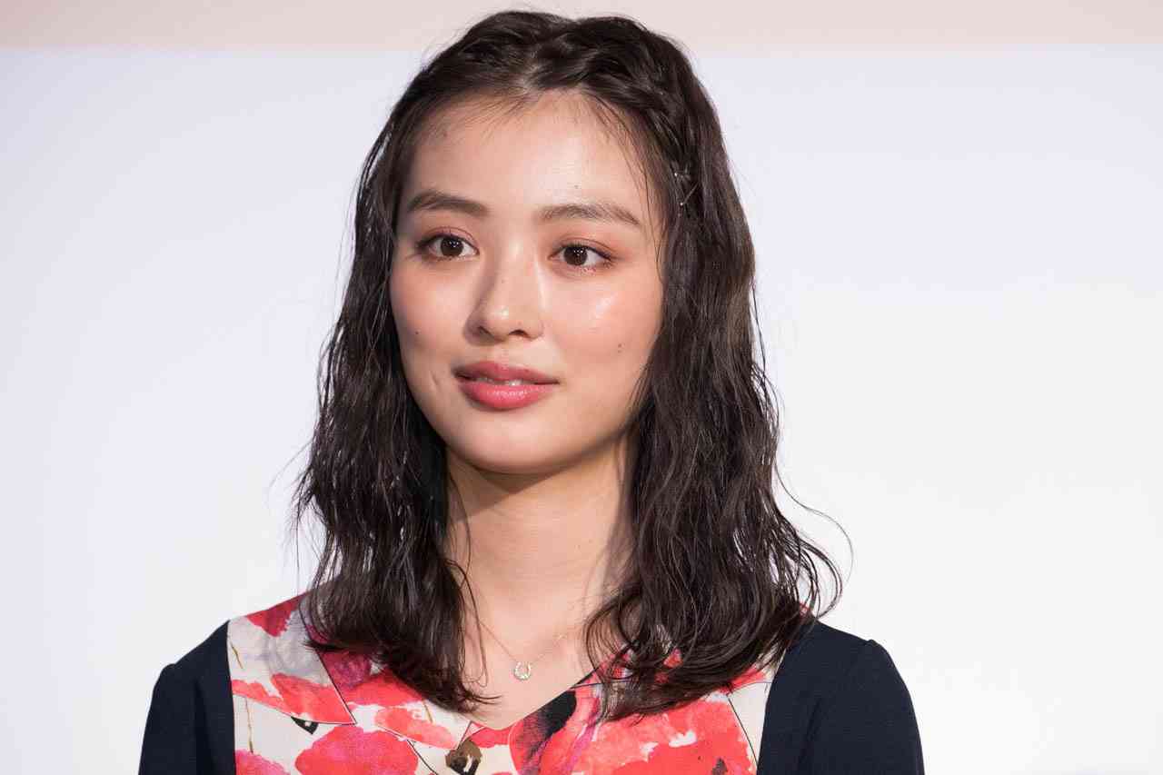 内田理央、黒のシャツワンピ姿を公開しファンからコメント相次ぐ「さすがおしゃれさん」「美脚ですねぇ」 | AbemaTIMES