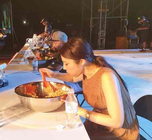 “大食い日本人美女”ますぶちさちよが海外の炒飯大食い大会で圧勝V