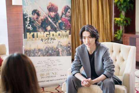 映画『キングダム』興行収入50億突破 主演・山崎賢人はシンガポールのイベントに登場