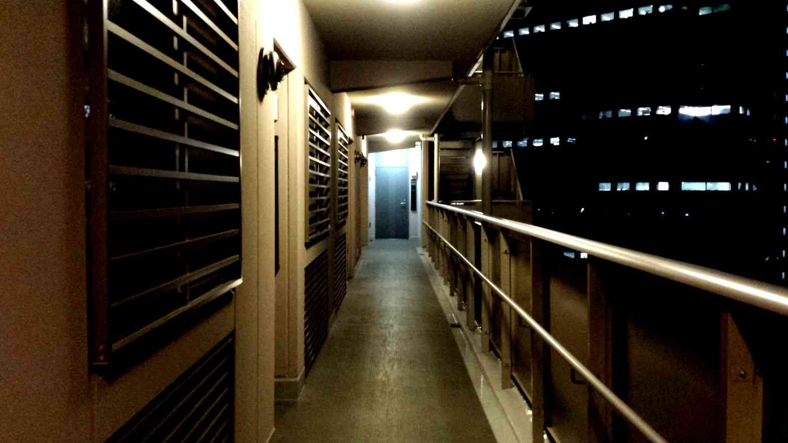 マンションの廊下に物を置いてはいけません！　違反者への対処方法 - 関口法律事務所