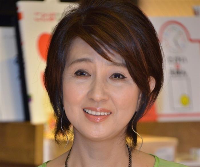 秋吉久美子、右手の薬指を骨折「入院したい、、。」