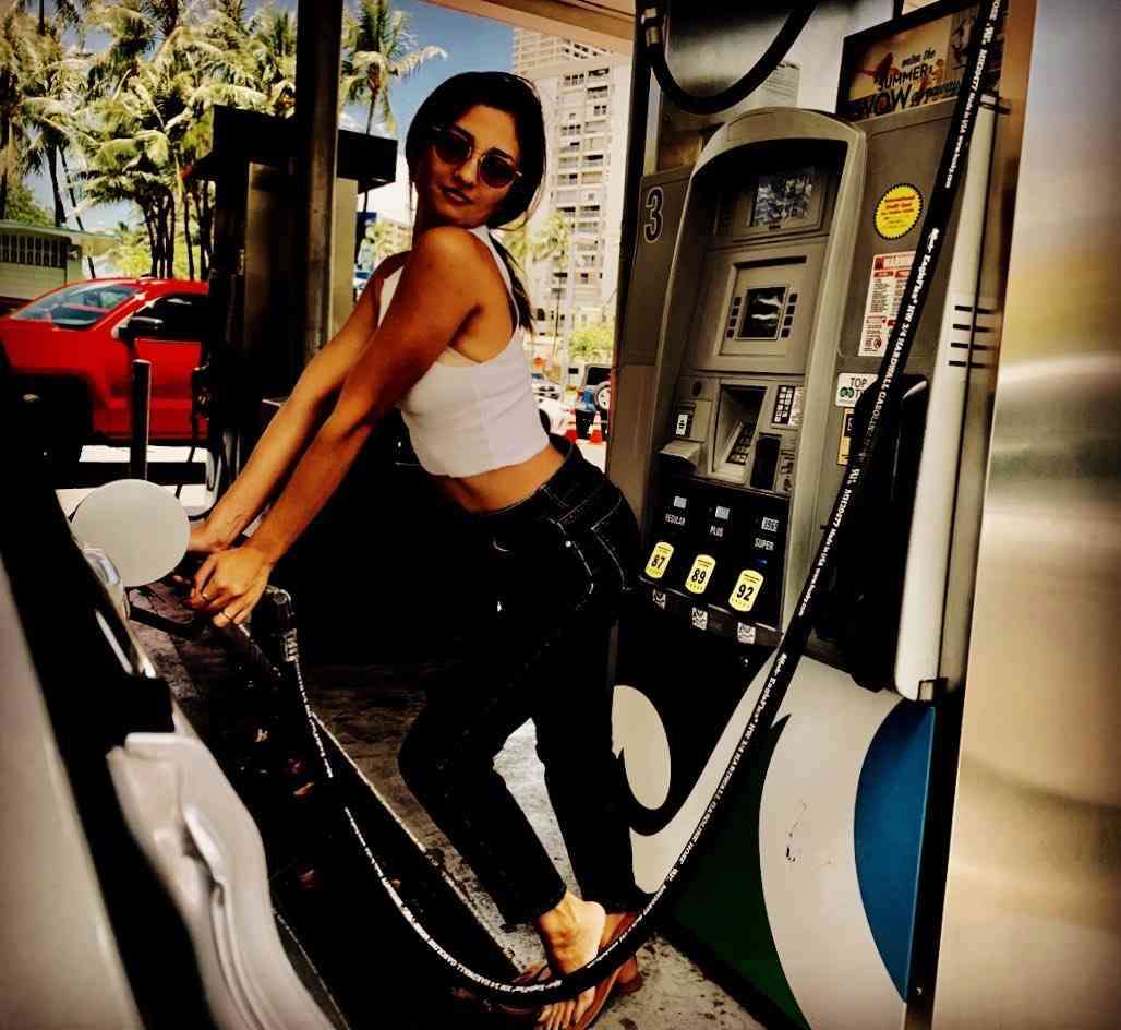 黒木メイサ、スタイリッシュに給油「ガソリン入れてるだけでカッコイイ」