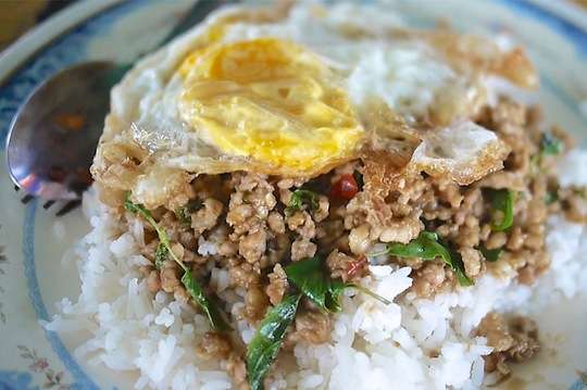 ガパオ飯をタイのいろんな所で喰いまくってみた！ | 街かどタイ料理 -トムヤムBlog-