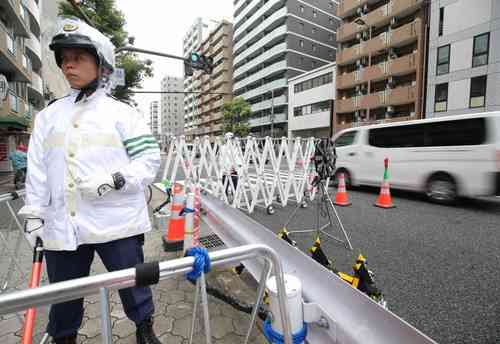 習近平主席警護の警察車両横転｜BIGLOBEニュース