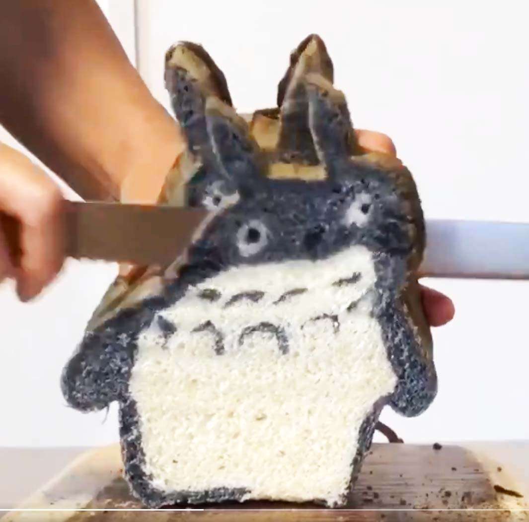 『トトロ』の手作りパンをカットする動画ツイートに「体くねくねするのやばい」感動の声多数