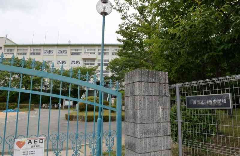 83歳、中学校に刃物持ち侵入容疑で逮捕　兵庫・けが人なし（毎日新聞） - Yahoo!ニュース