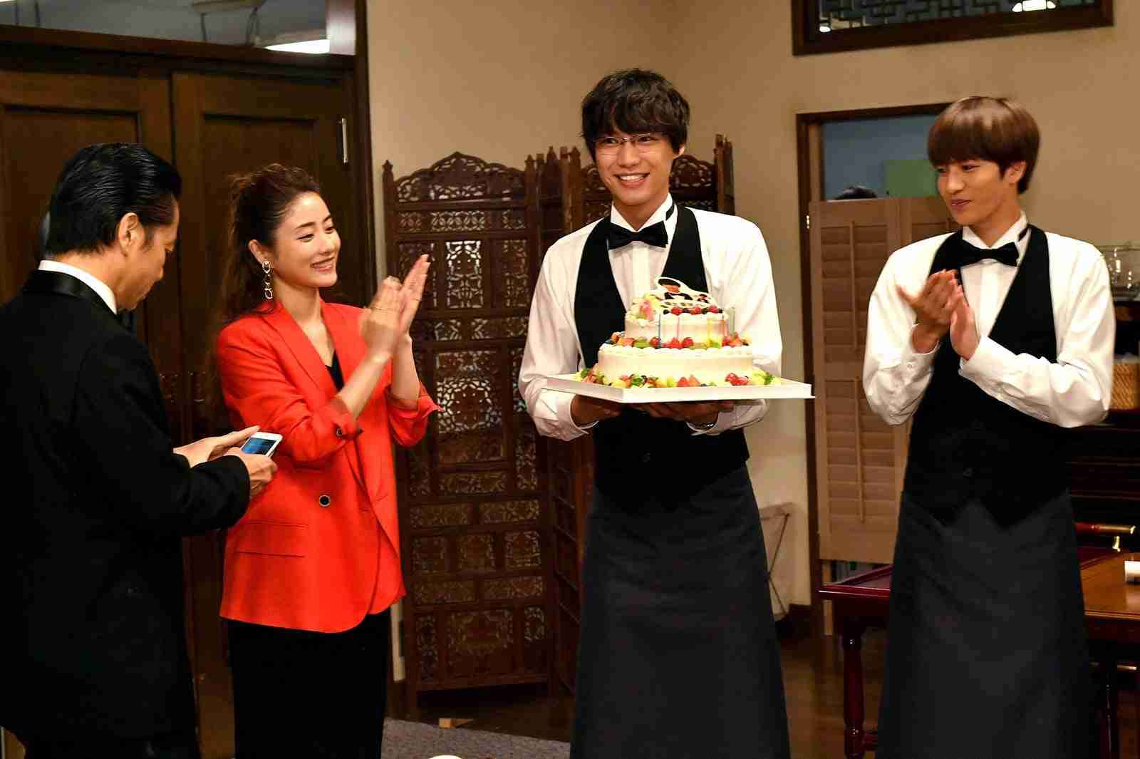 志尊淳、ドラマで共演する福士蒼汰と“ウェイター姿”で2ショット「楽しくやっております」