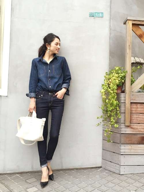 ネイビーのトップスに青系のデニムはアリ?