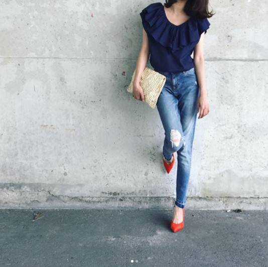 ネイビーのトップスに青系のデニムはアリ?