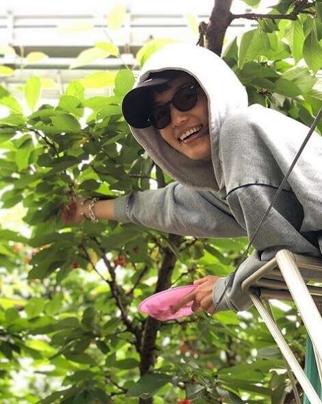 川口春奈、さくらんぼ狩りの姿に驚きの声「不審者感がスゴっ」「それでもオーラがある」