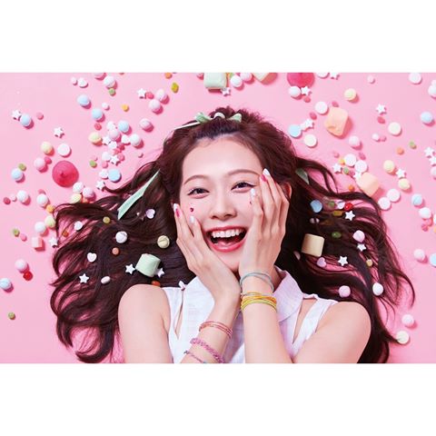 渡辺美優紀、可愛さあふれるジャケット写真を披露し「世界一可愛い」「そのままお菓子のCM出れそう」の声 | AbemaTIMES