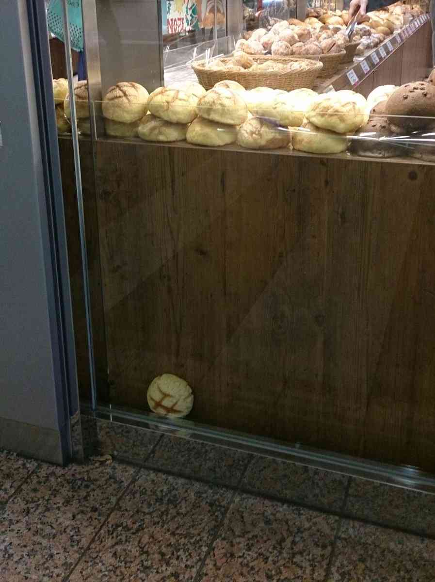 パン屋やスーパーのパンは手前か奥の何処を選ぶか