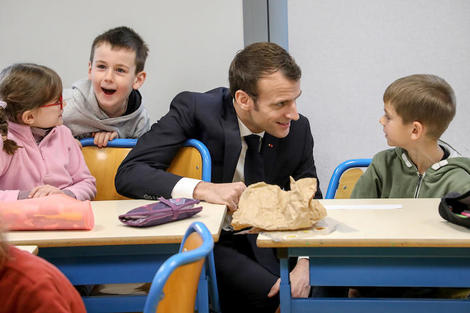 フランスの学校、同性婚家族への配慮で「父」「母」の呼び方を「親1」「親2」へ | ワールド | 最新記事 | ニューズウィーク日本版 オフィシャルサイト