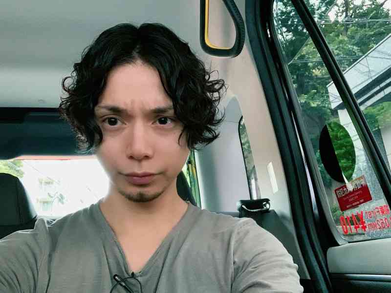 水嶋ヒロ、友人から「ジョニー・デップみたい」  鏡を見るとそこには納得の姿が…。