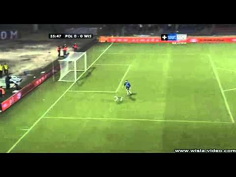 サッカーの試合に乱入してきた犬の追い出し方が紳士的な件 - YouTube