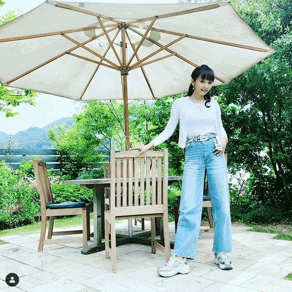 神田うの、太めデニムのカジュアル私服が大反響「さすが」「真似したい」