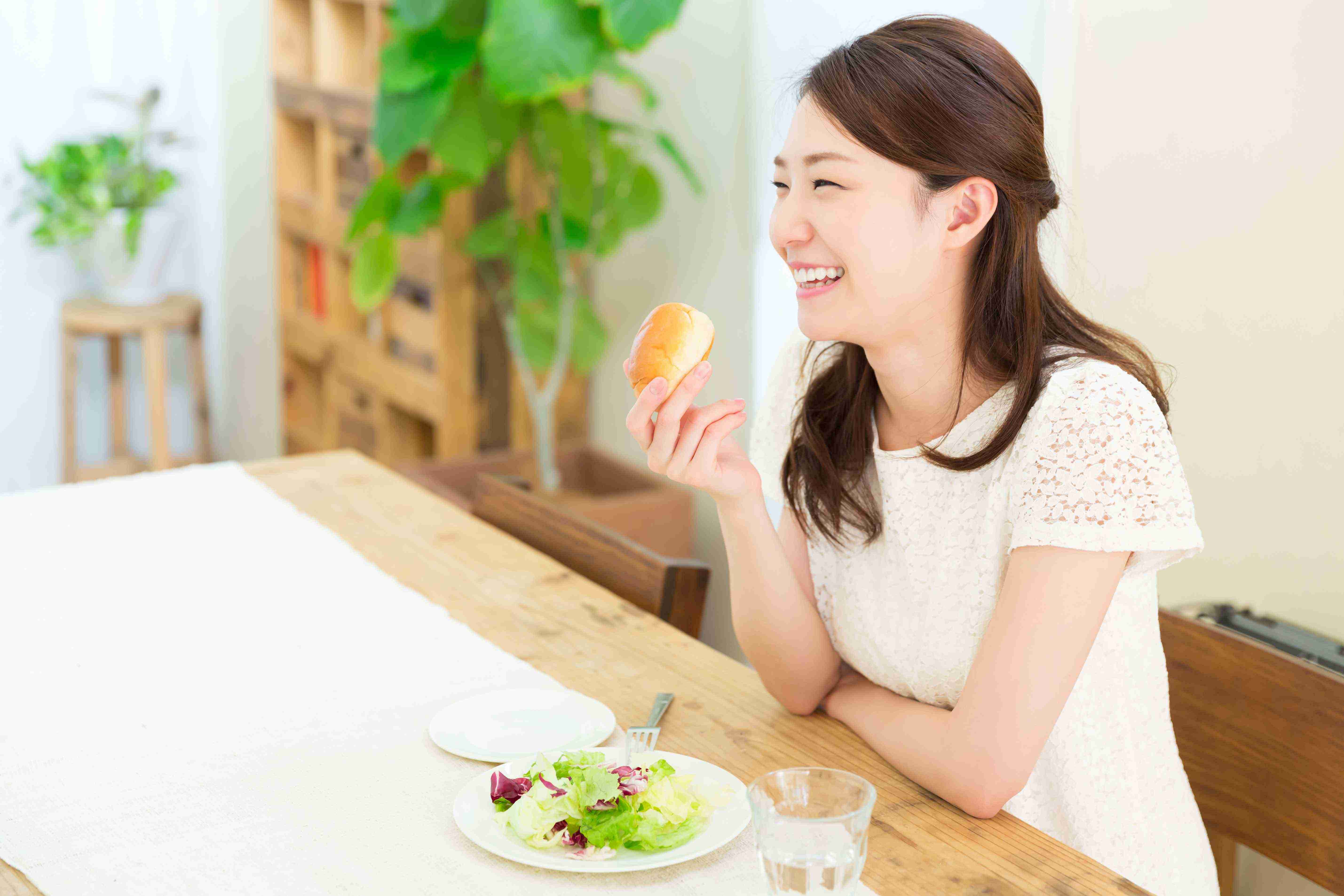 食べている姿を見られるのが恥ずかしい…　女性が嫌がる複雑な理由とは – ニュースサイトしらべぇ