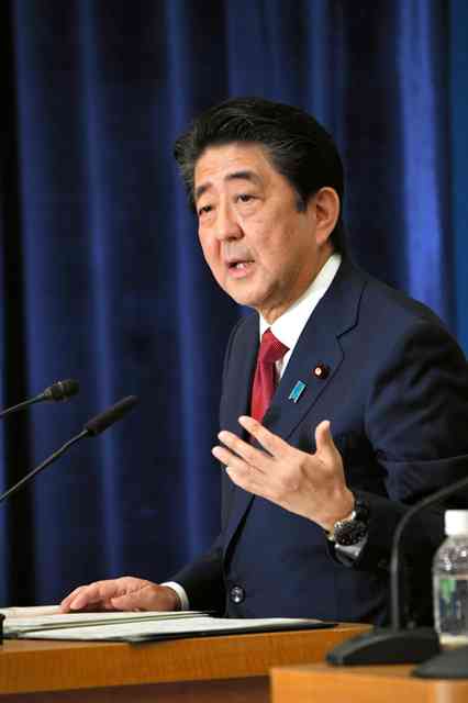 安倍首相、年金開始70歳超「3年で断行したい」　金融緩和出口も言及