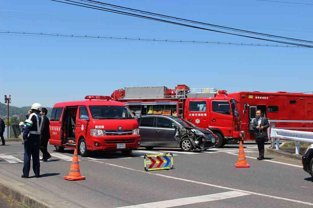 保育園児の列に軽乗用車突っ込み、園児3人意識不明　大津