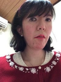 おばさんだけど可愛い服を着ている人