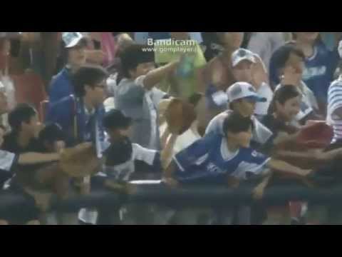 野球選手が子供に渡したボールを強奪する女 - YouTube
